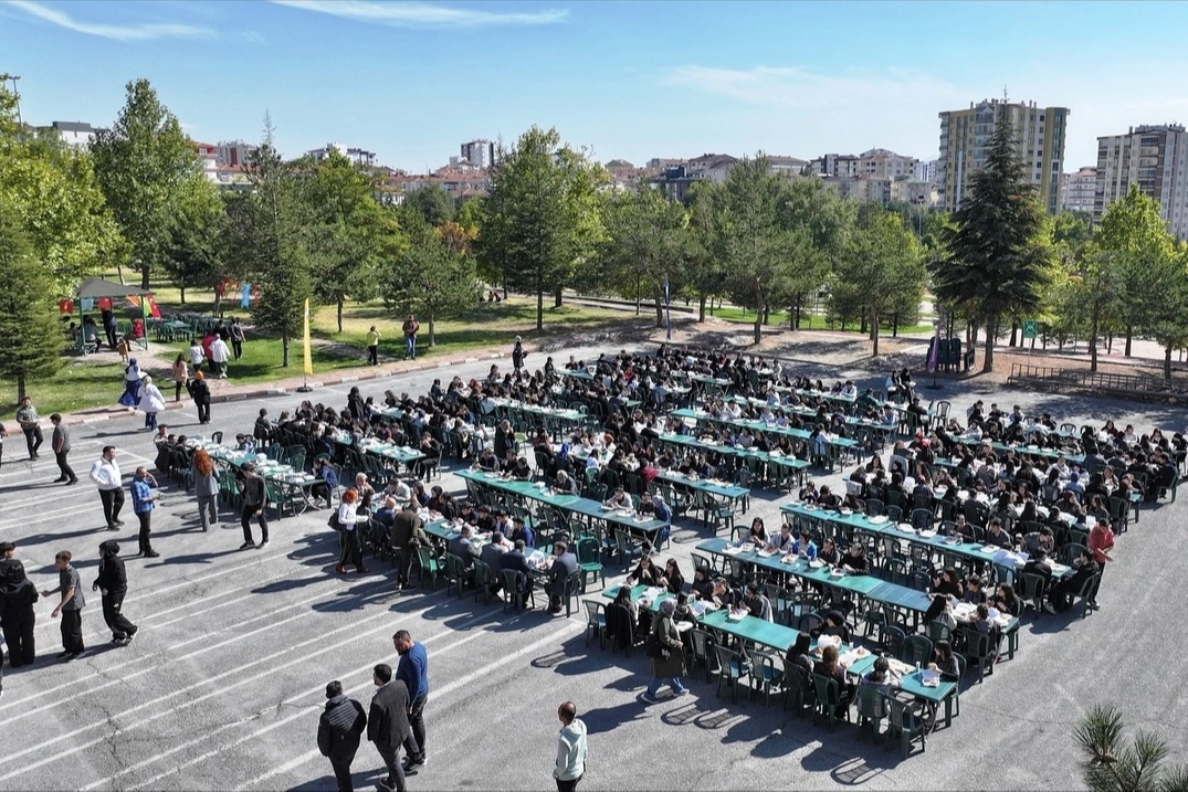 Ahmet Çolakbayrakdar'dan gençlerle 'Kocaburger' sohbeti