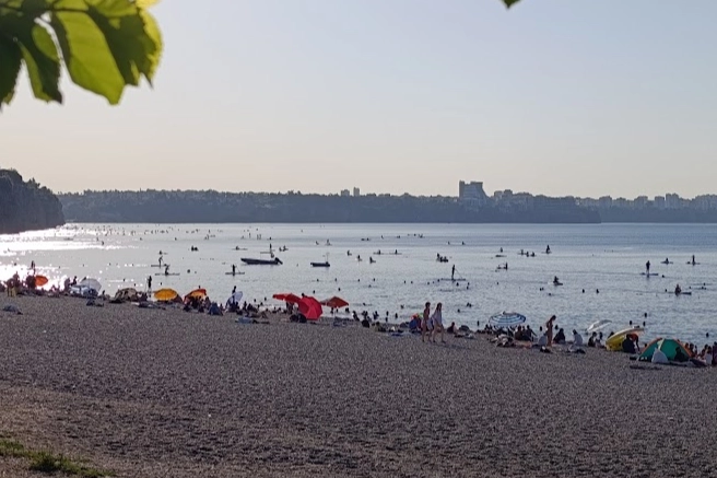 Antalya'da sıcaktan bunalanlar o plaja akın etti!