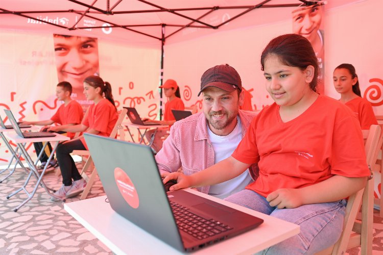 Aras Bulut İynemli Kahramanmaraşlı çocuklarla buluştu