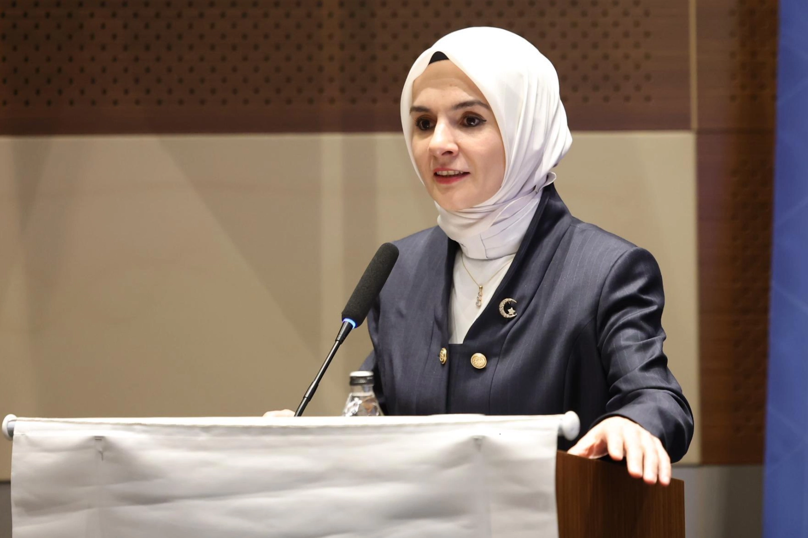 Bakan Göktaş'tan YKS çıkışında babasının çiçekle karşıladığı Çimen'e tebrik telefonu