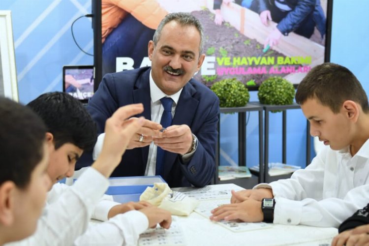 Bakan Özer 'farkındalık' zirvesinde