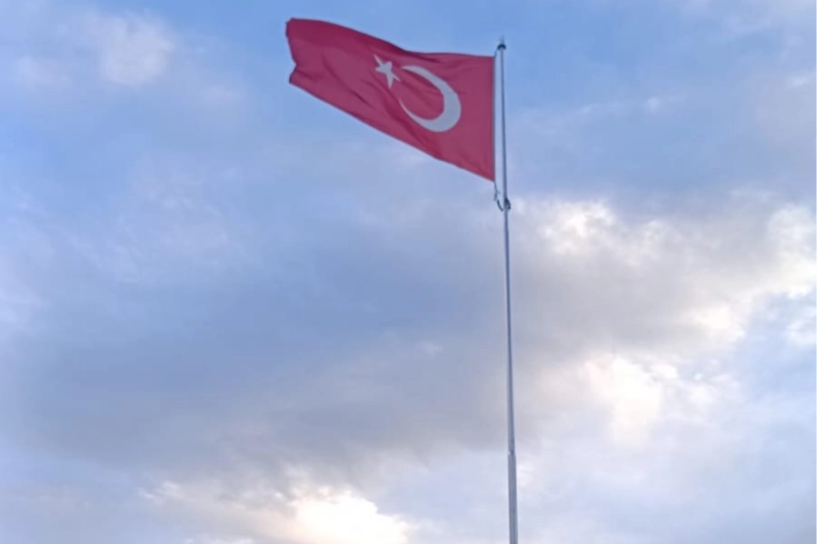 Bilecik Gümüşdere'de 20 metrelik Türk Bayrağı göklerde Bilecik Gümüşdere'de 20 metrelik Türk Bayrağı göklerde