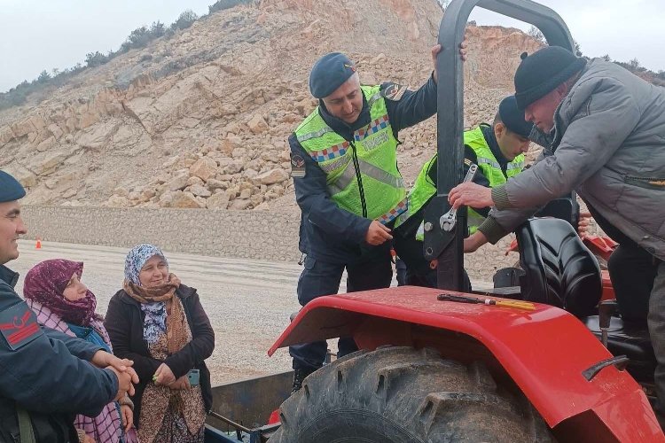 Bilecik Jandarması'ndan traktör sürücülerine 'reflektör' uyarısı