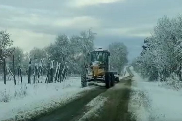 Bilecik'te köy yollarında kar mesaisi