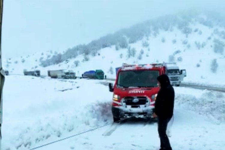 Bingöl'de yolda kalanların imdadına yetişti