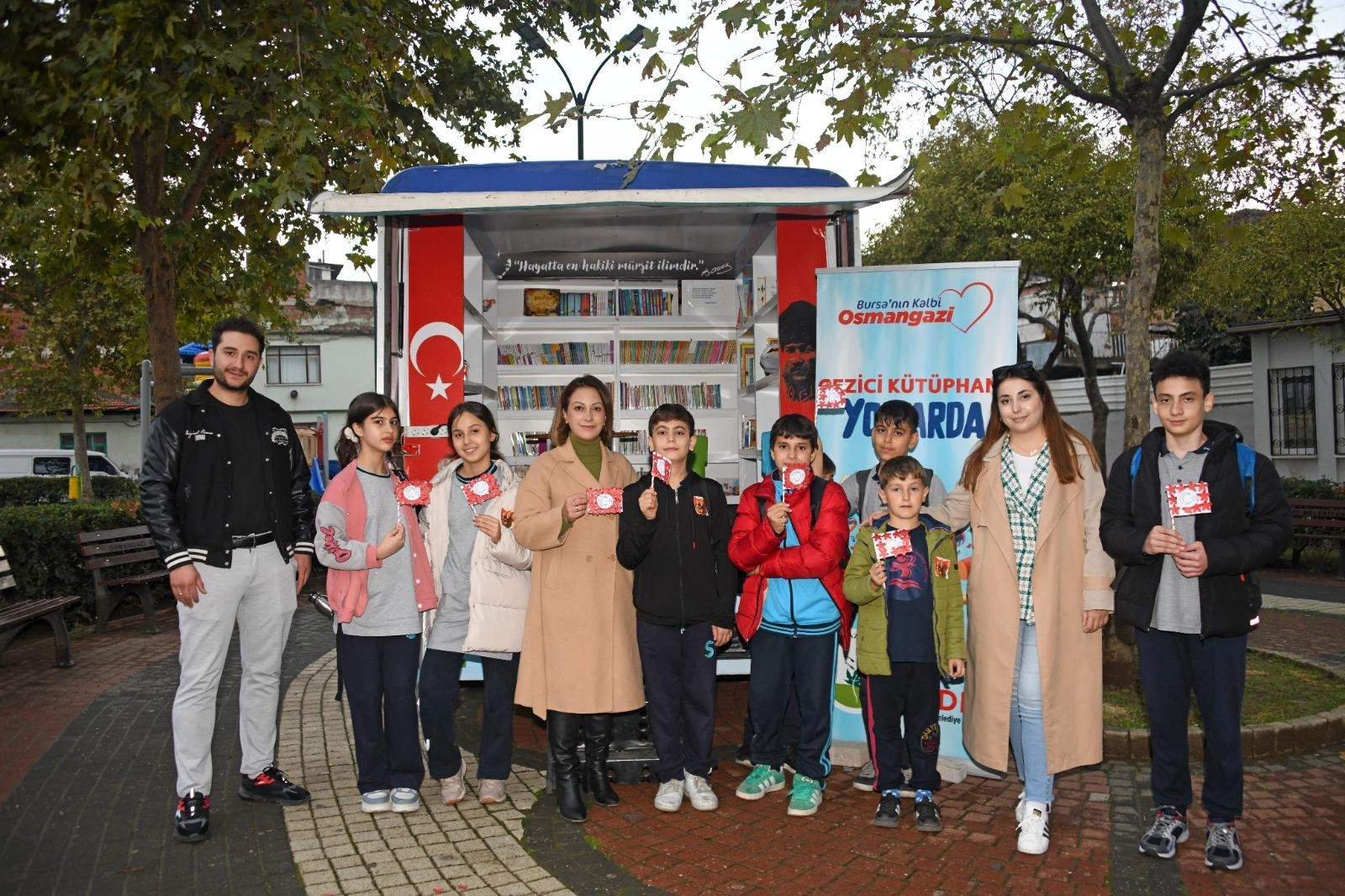 Bursa'da 'Gezici Kütüphane' Cumhuriyet coşkusunu mahallelere taşıdı Bursa'da 'Gezici Kütüphane' Cumhuriyet coşkusunu mahallelere taşıdı