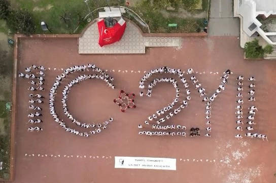 Bursa'da liselilerden 102. Yıl koreografisi Bursa'da liselilerden 102. Yıl koreografisi