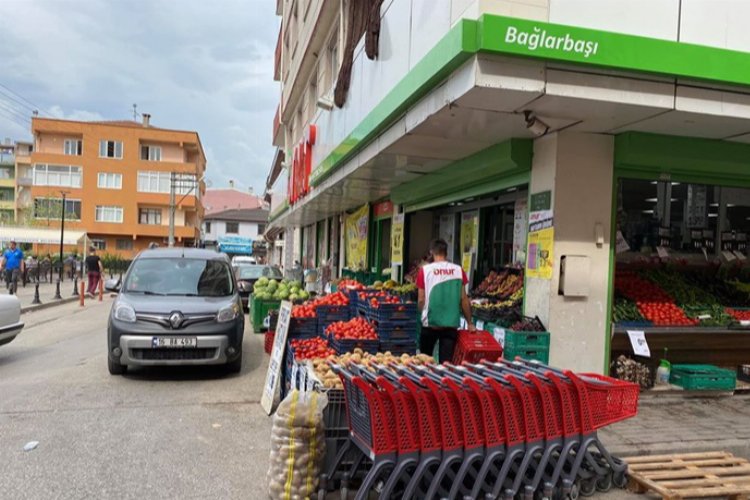 Bursa’da Onur Market’e vatandaş isyanı! Kaldırımlar manav reyonuna döndü