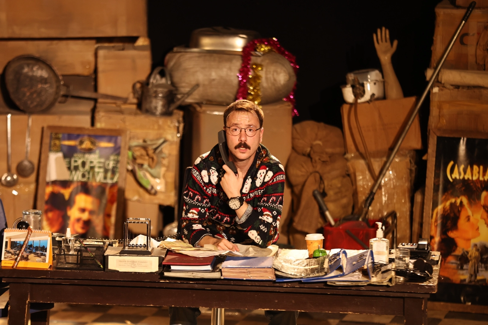 Bursa’da “Ormandaki Kulübe”de tiyatro keyfi: “Tamamen Doluyuz” sahnelendi