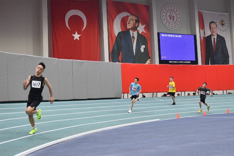 Bursa'da Osmangazi Atletizm Salonu'nda gençlik rüzgarı