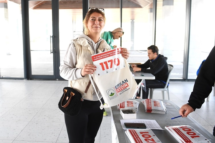 Bursa Osmangazi'de tarihi koşuya katılacaklar numara aldı Bursa Osmangazi'de tarihi koşuya katılacaklar numara aldı