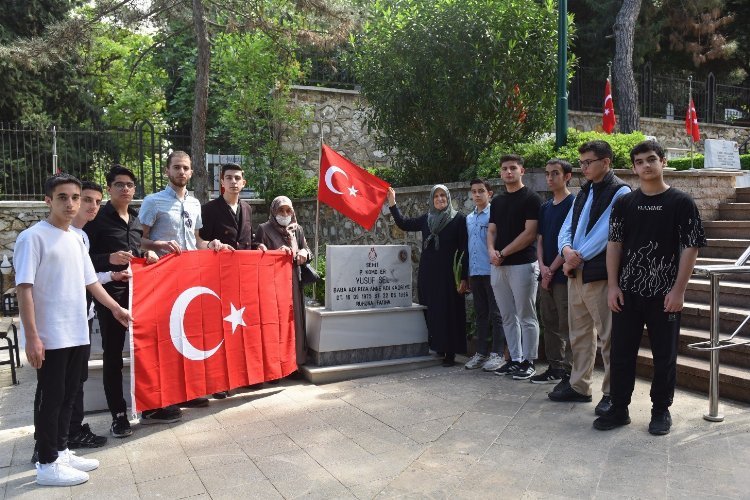 Bursa Yıldırım'da gençlerden şehitlere vefa