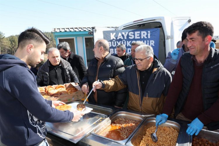 Deprem bölgesinde iftar Kayseri Büyükşehir'den