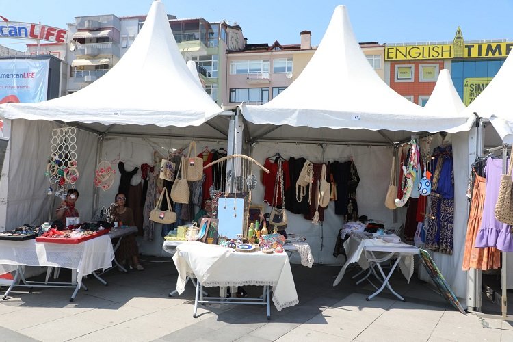 Deprem bölgesinden gelen esnaf Kocaeli Ucuzluk Panayırı'nda