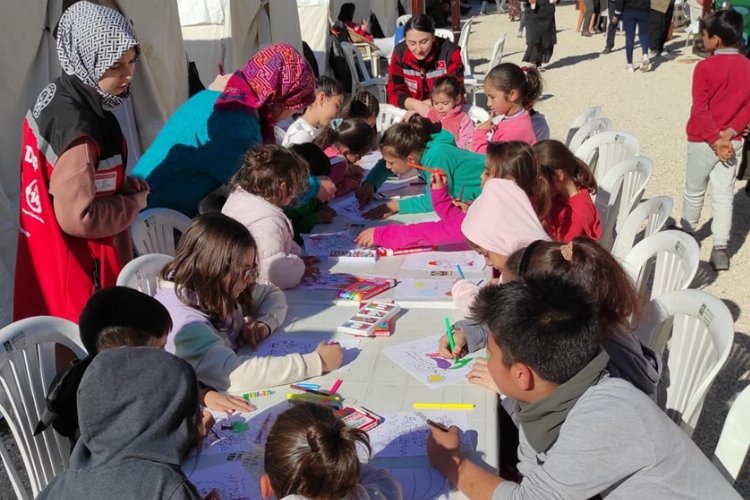 Diyabetli çocuklara sensörlü glikoz ölçüm cihazı