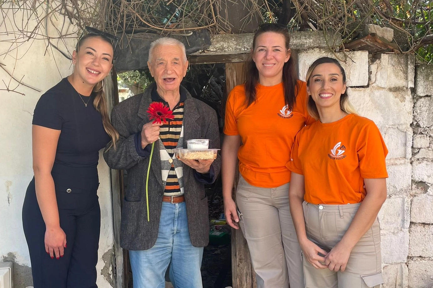 Dünya Yaşlılar Günü’nde gençlerden anlamlı ziyaretler