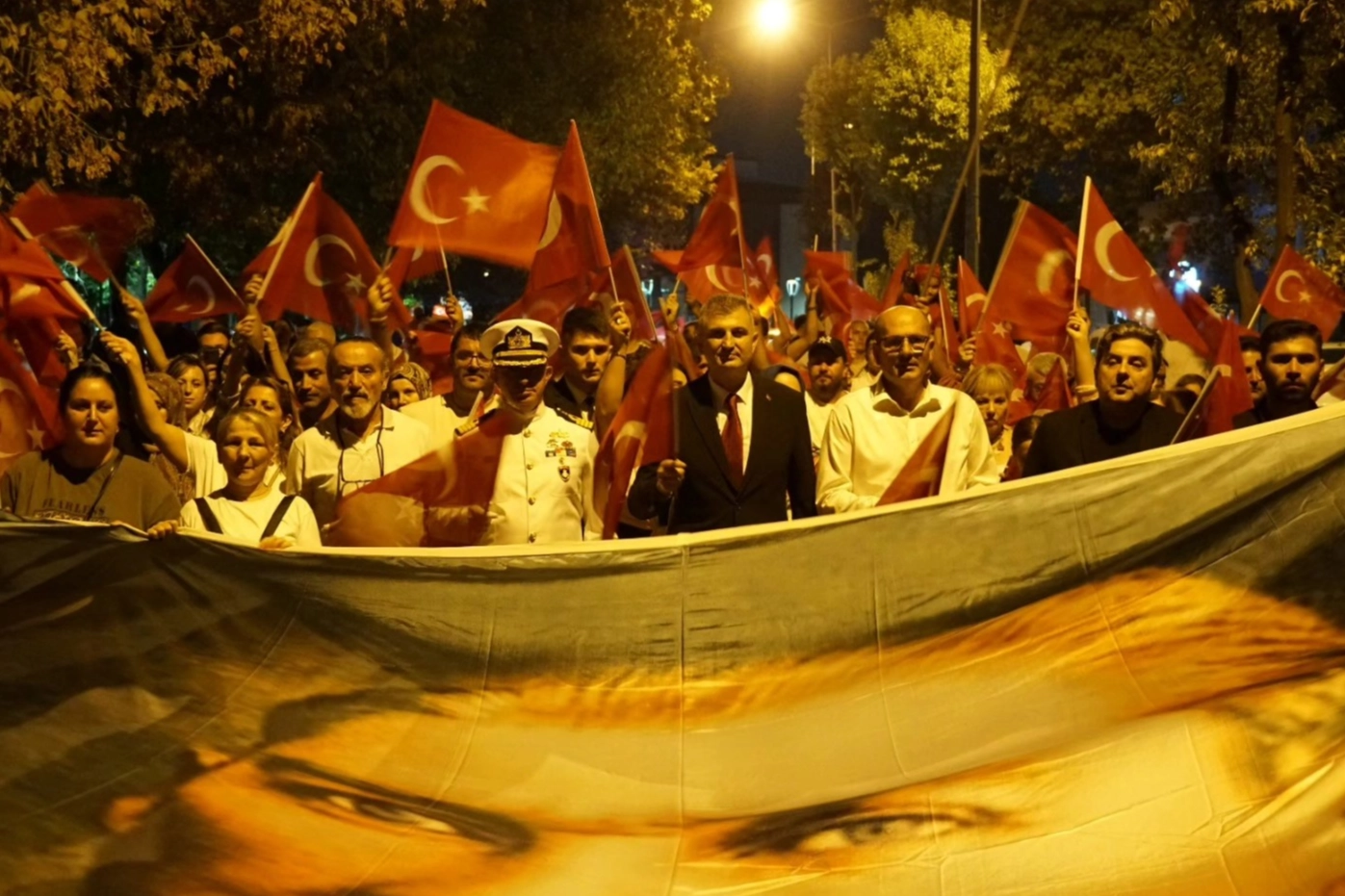 Fener alayı Gölcük'ü aydınlattı