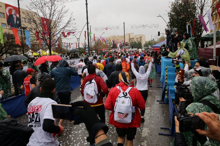 Gazi Yarı Maratonu'nda onbinler koştu