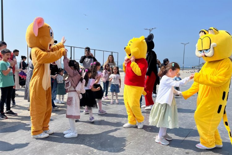 Gemlik’te çocuklar bayramı şeker tadında kutluyor