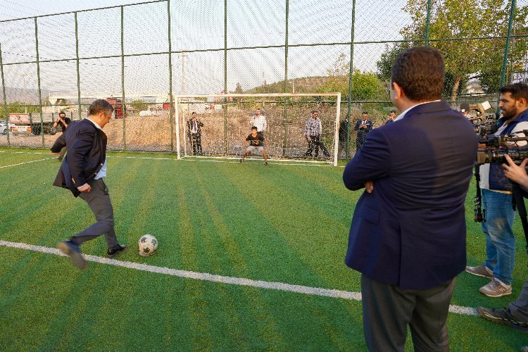 Hatay'da gençlerle sohbet edip, futbol oynadılar