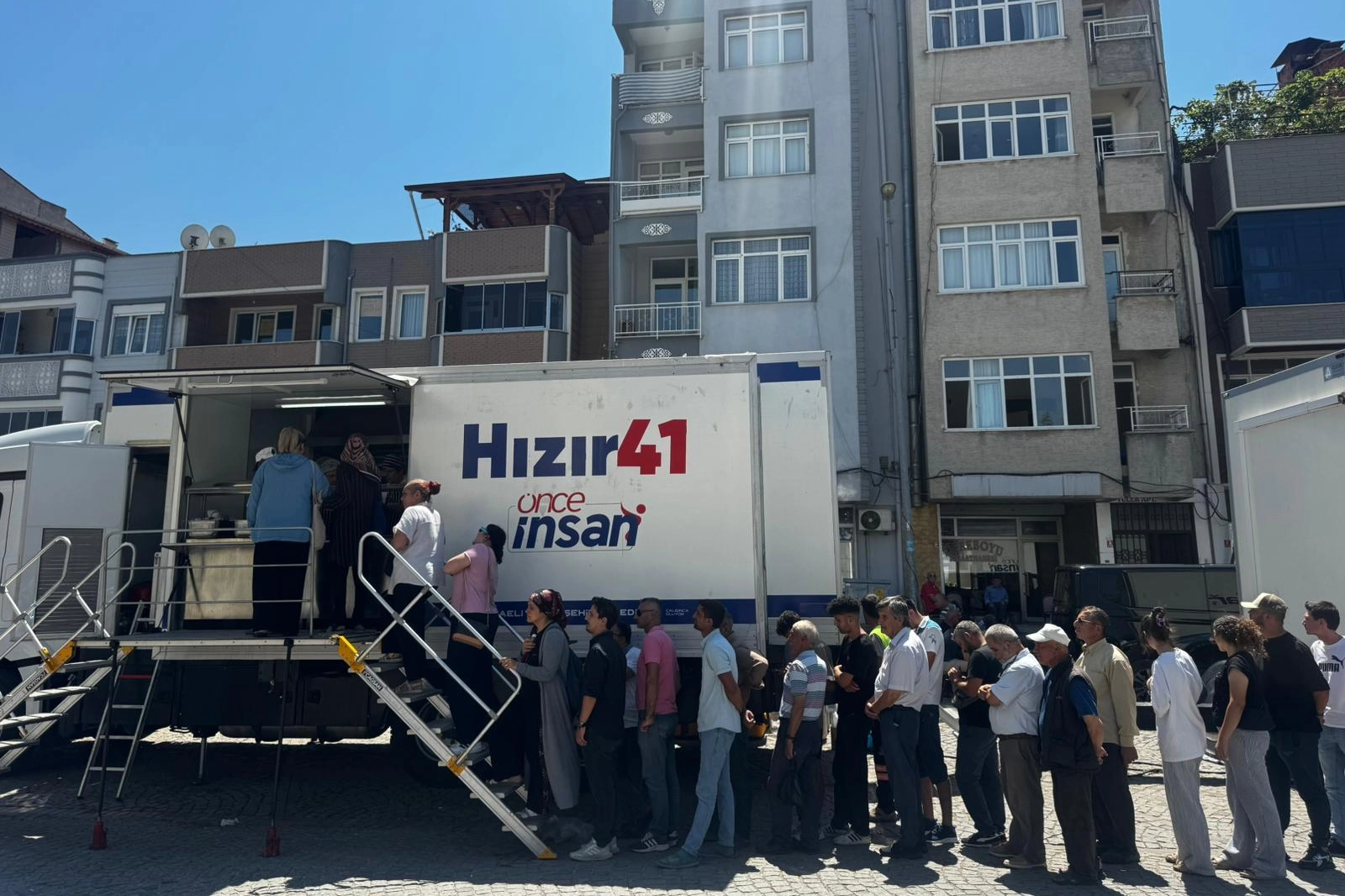 Hızır 41, Sındırgı’da depremzedelerin yanında