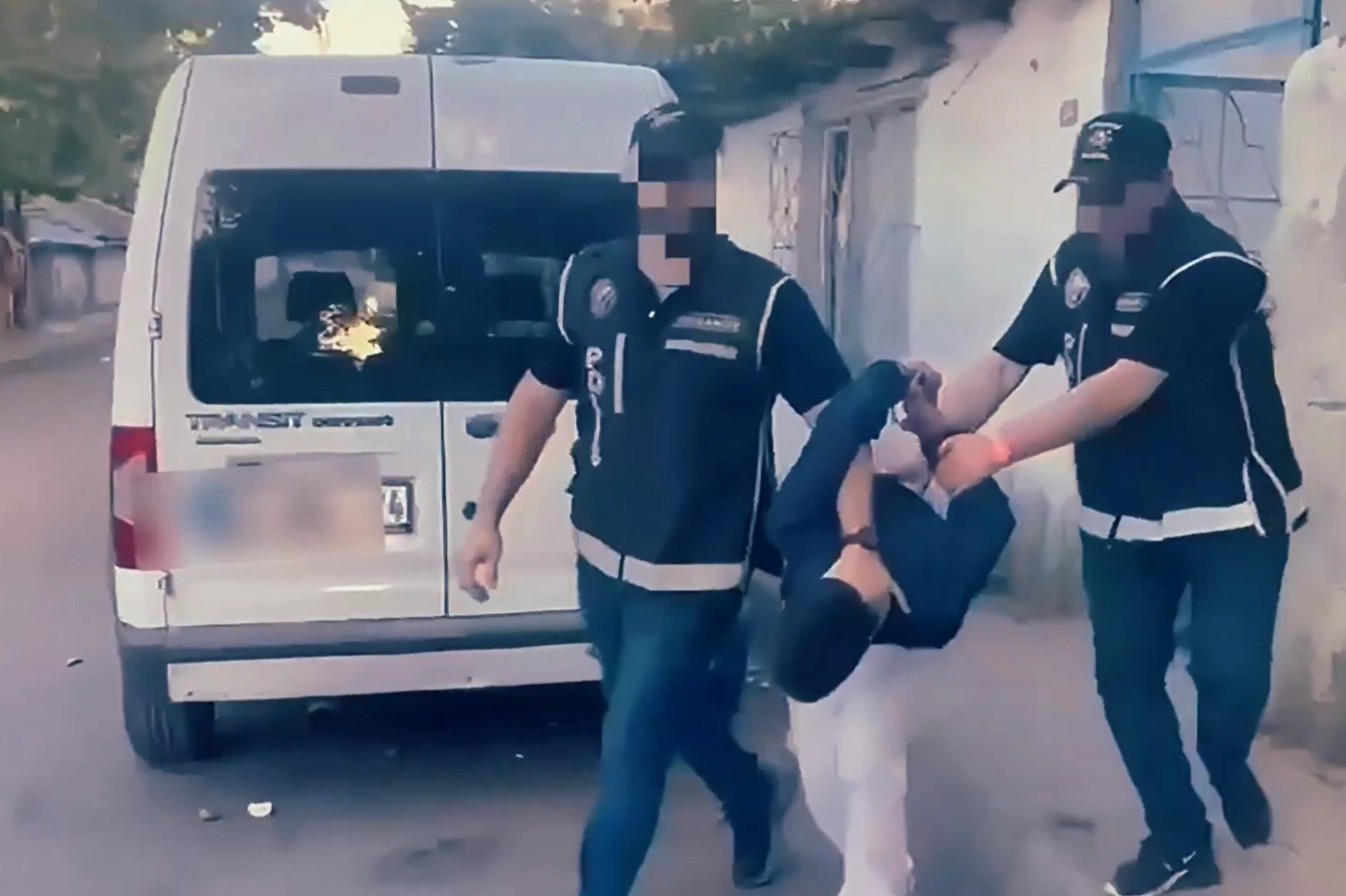 İstanbul’da kafeyi kurşunlayan 3 şüpheli yakalandı! Bakan Yerlikaya gençleri uyardı!