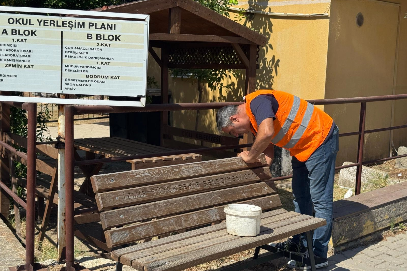 İzmir Çiğli’de okul bahçeleri yeni dönem öncesi yenilendi