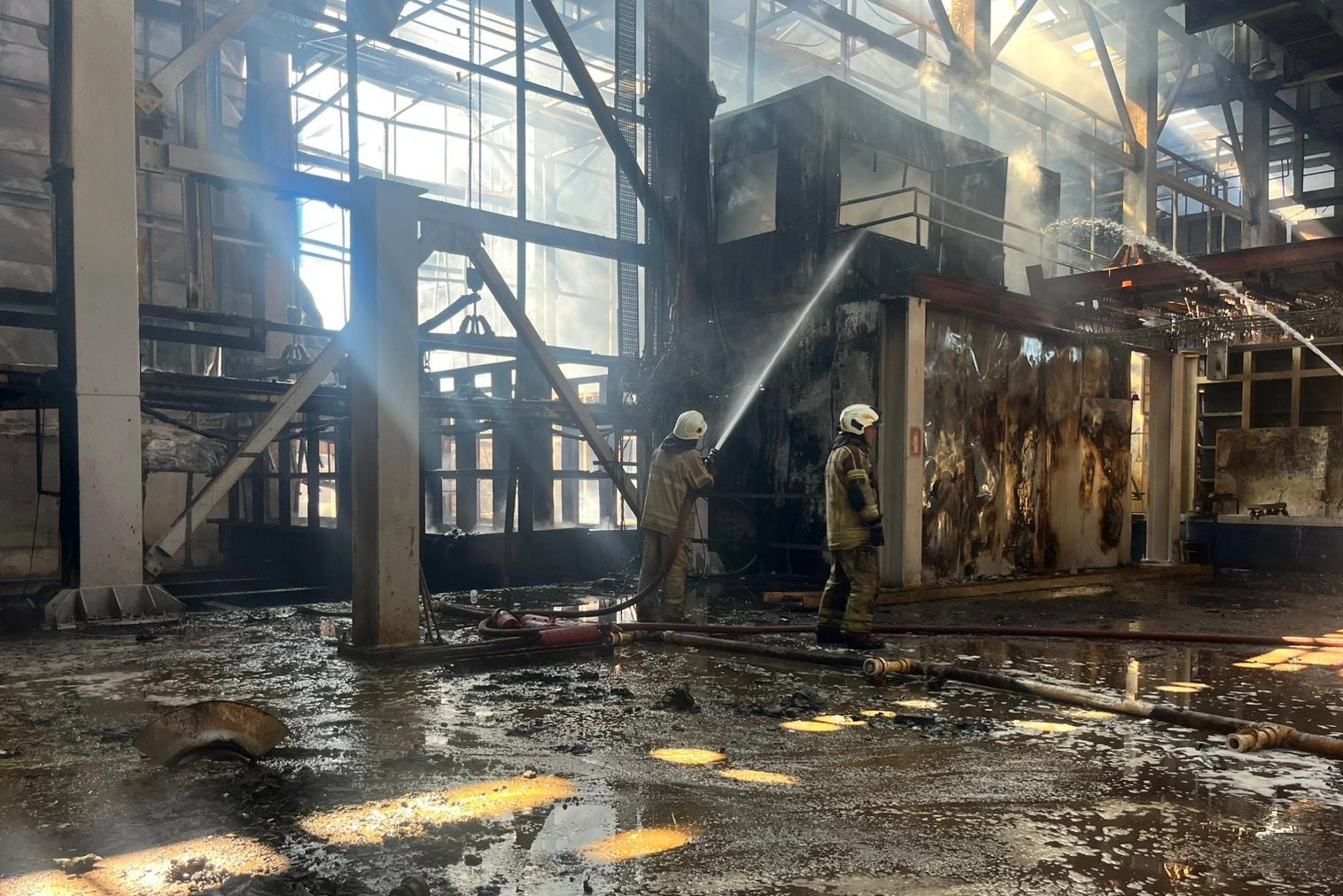 İzmir'de ALOSBİ’deki fabrika yangını kontrol altında