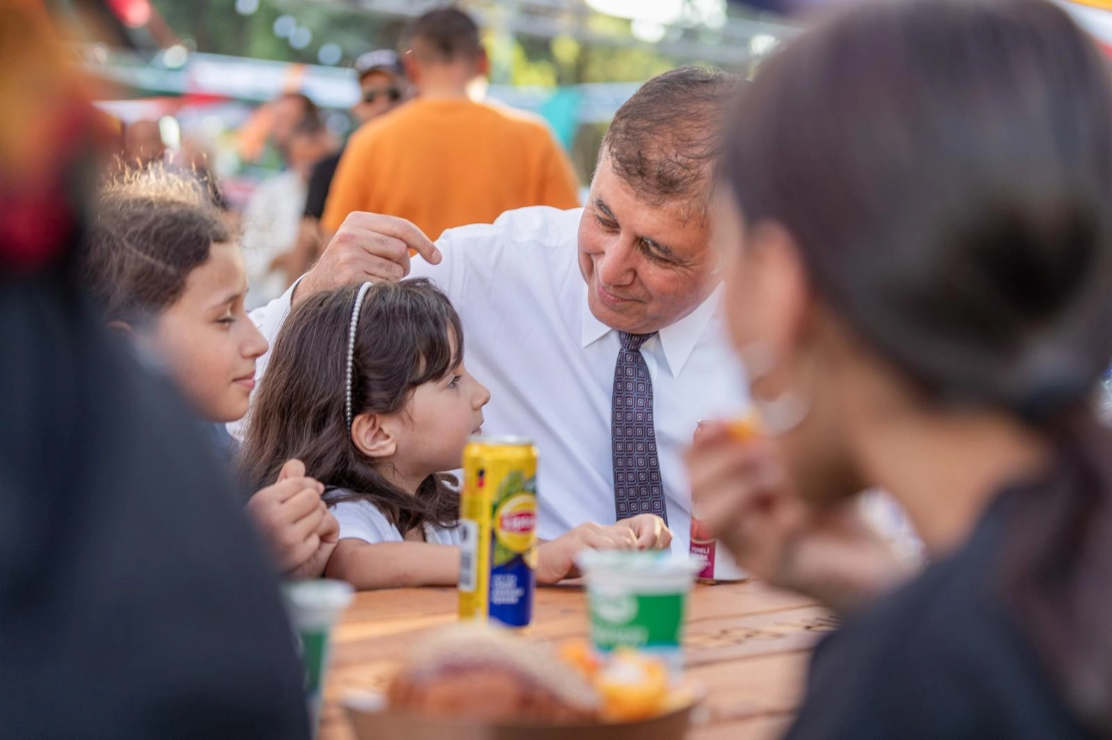 İzmir'de Başkan Tugay çocuklarla buluşmayı sürdürüyor