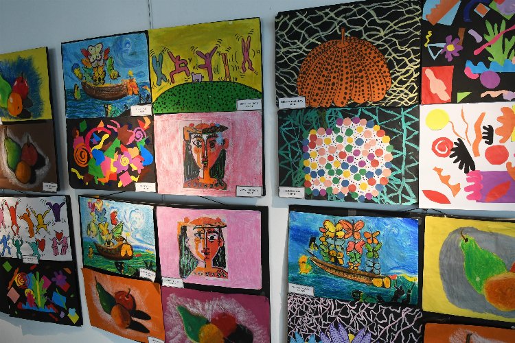 İzmir Karabağlar'da kursiyerlerin yıl sonu sergisi