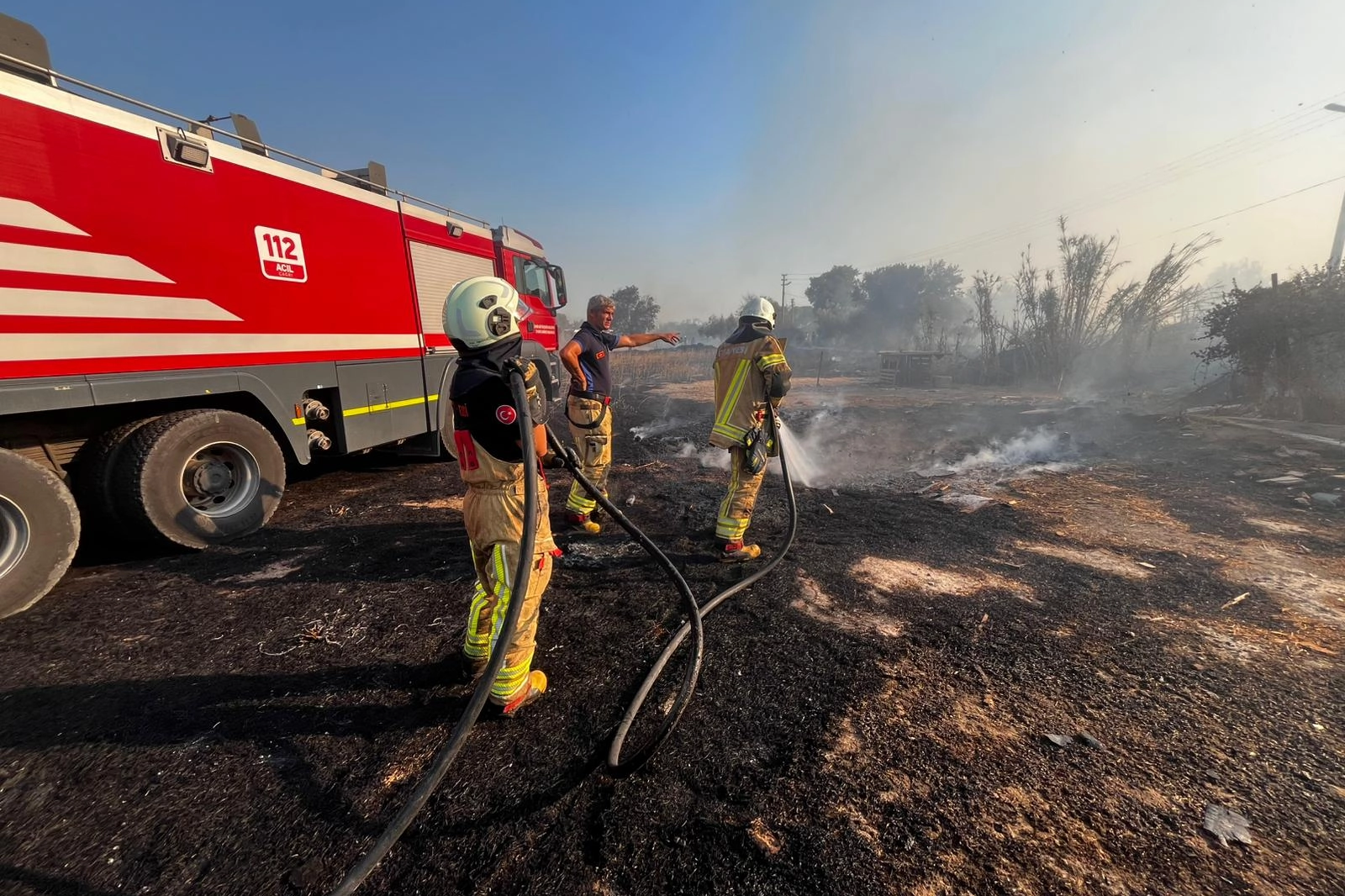 İzmir Menemen’deki ot yangını fabrikalara sıçramadan kontrol altında