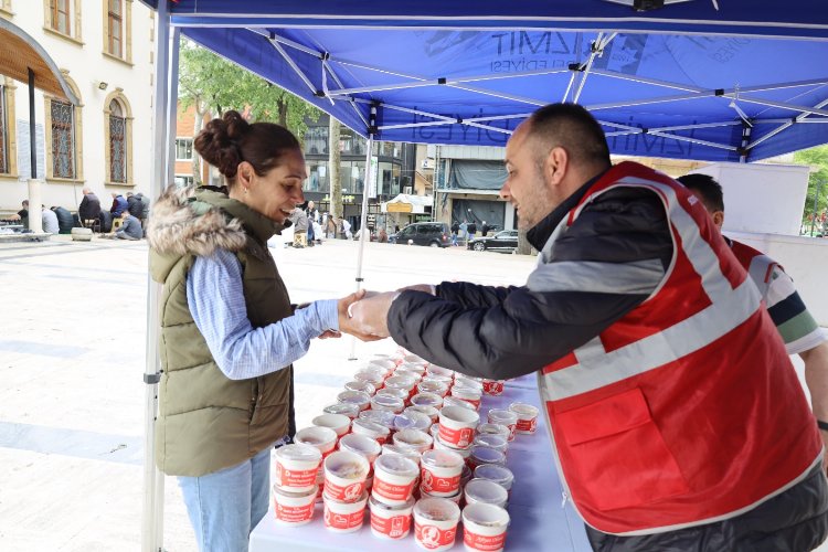 İzmit Belediyesi şehitler anısına helva dağıttı