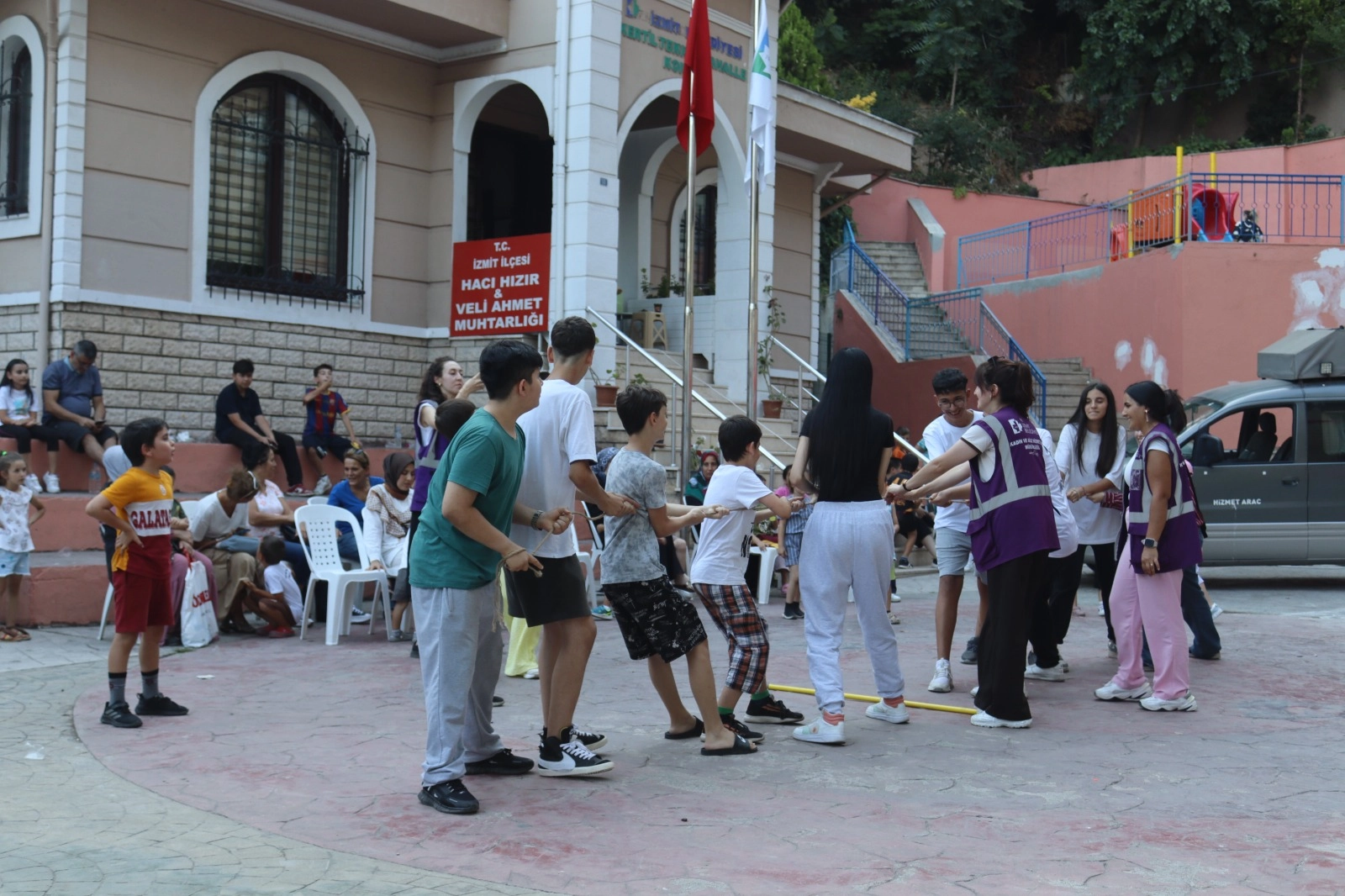 İzmit'in mahallelerinde geleneksel şenlikte binlerce çocuk buluştu