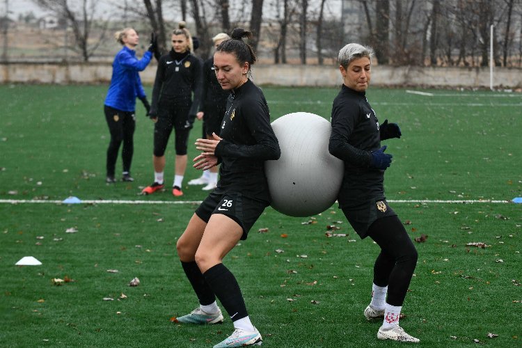 Kadın futbolculardan taraftara çağrı