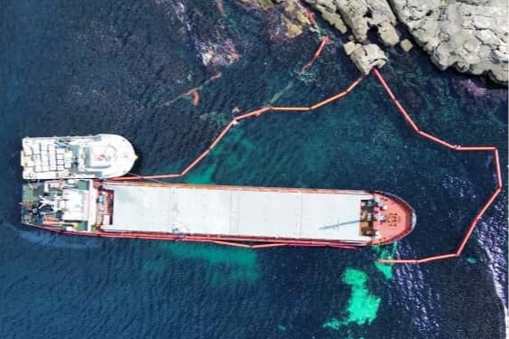 Karadeniz'de nefes kesen operasyon... Karaya oturan gemideki yakıt güvenle tahliye edildi!