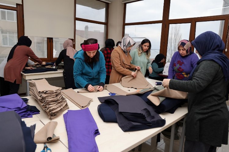 KO-MEK'ten depremzedeler için kışlık çocuk takımları