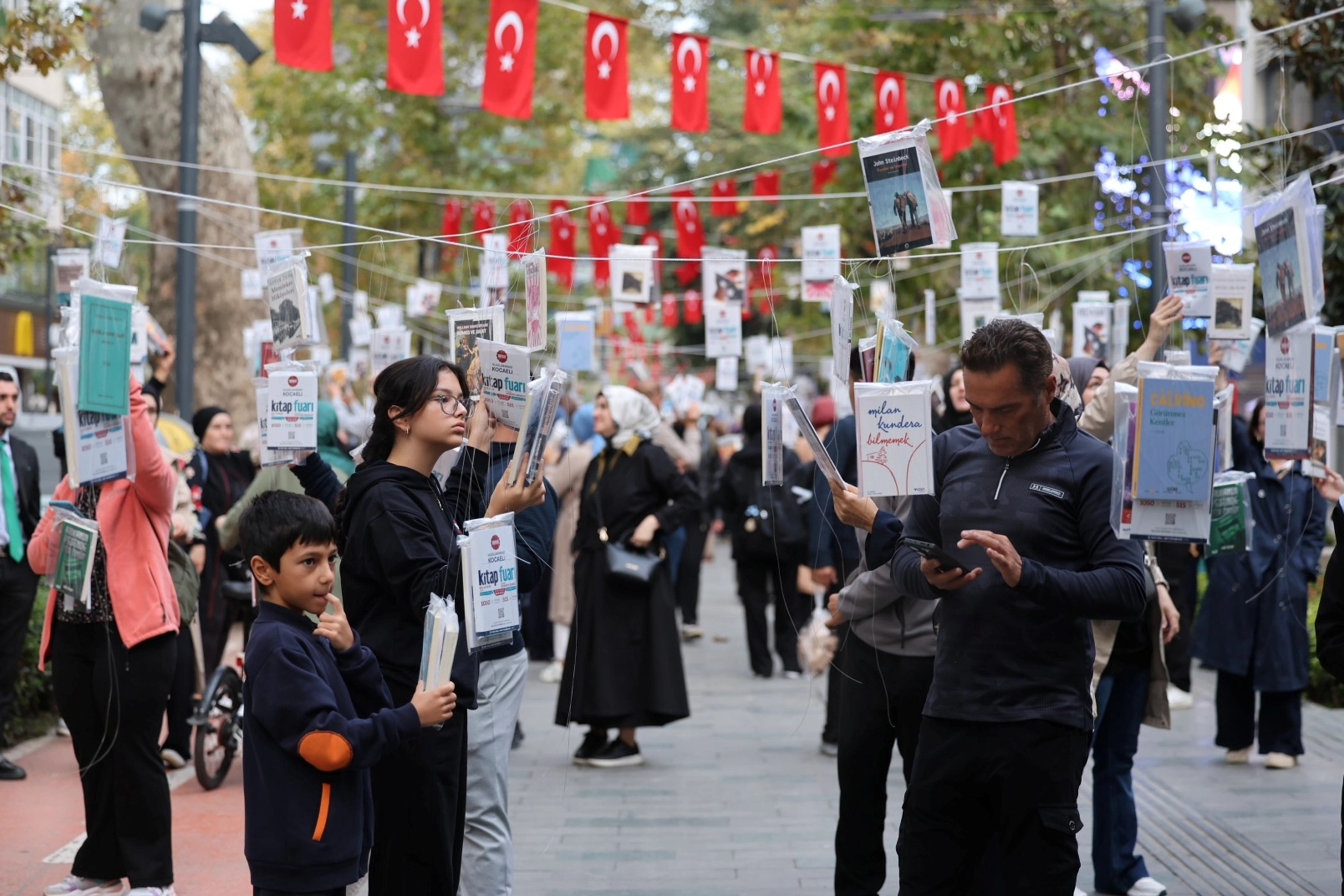 Kocaeli'da kitaplar yine ağaçlarda açtı!