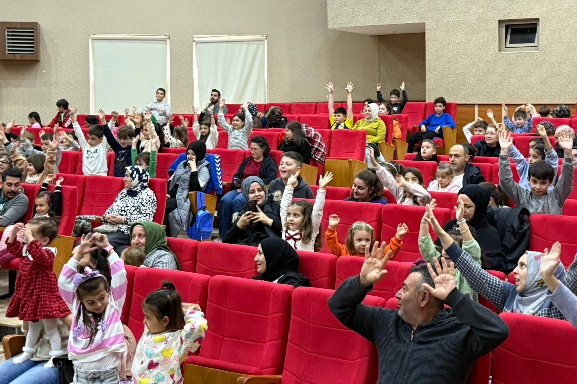 Kocaeli'de Gölcüklü çocukları neşelendiren tatil hediyesi