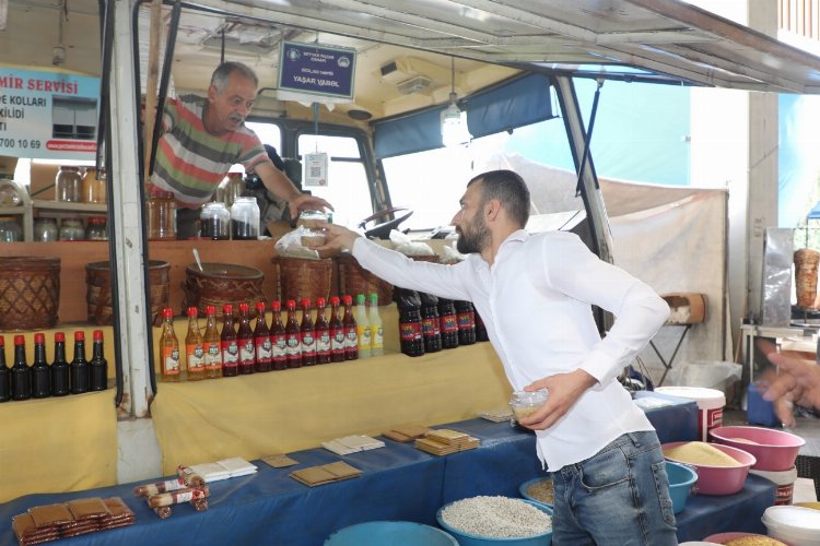 Kocaeli'den esnaf ve vatandaşa aşure ikramı