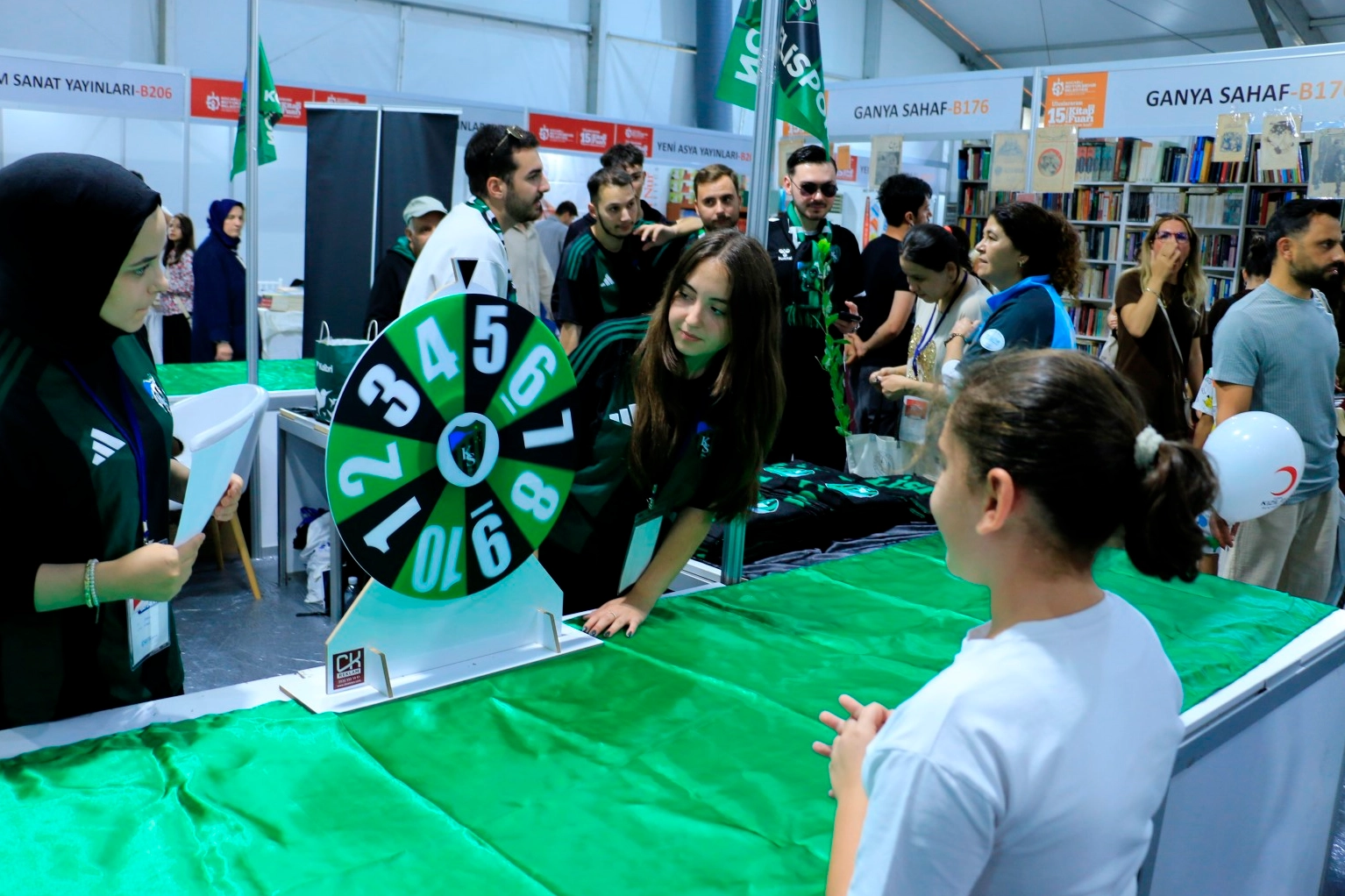 Kocaeli Kitap Fuarı’nda Yeşil-Siyah coşku