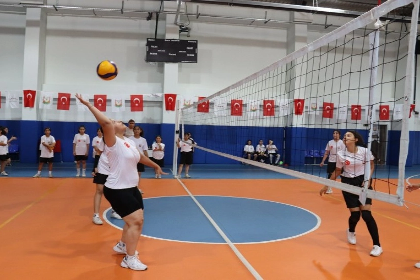 Kız çocuklarından voleybol kursuna yoğun ilgi Kız çocuklarından voleybol kursuna yoğun ilgi