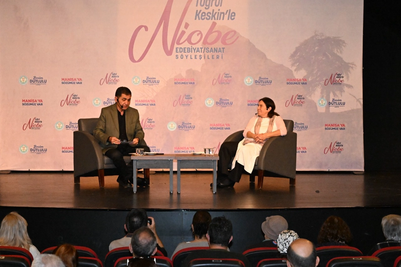 Latife Tekin Manisa'da sanatseverlerle buluştu Latife Tekin Manisa'da sanatseverlerle buluştu