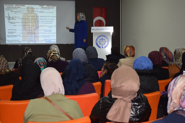 Malatya'da kadınlara kilo vermenin püf noktaları anlatıldı