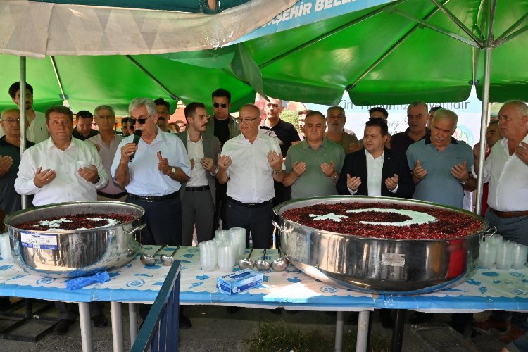 Manisa'da pazaryerlerinde aşure ikramı