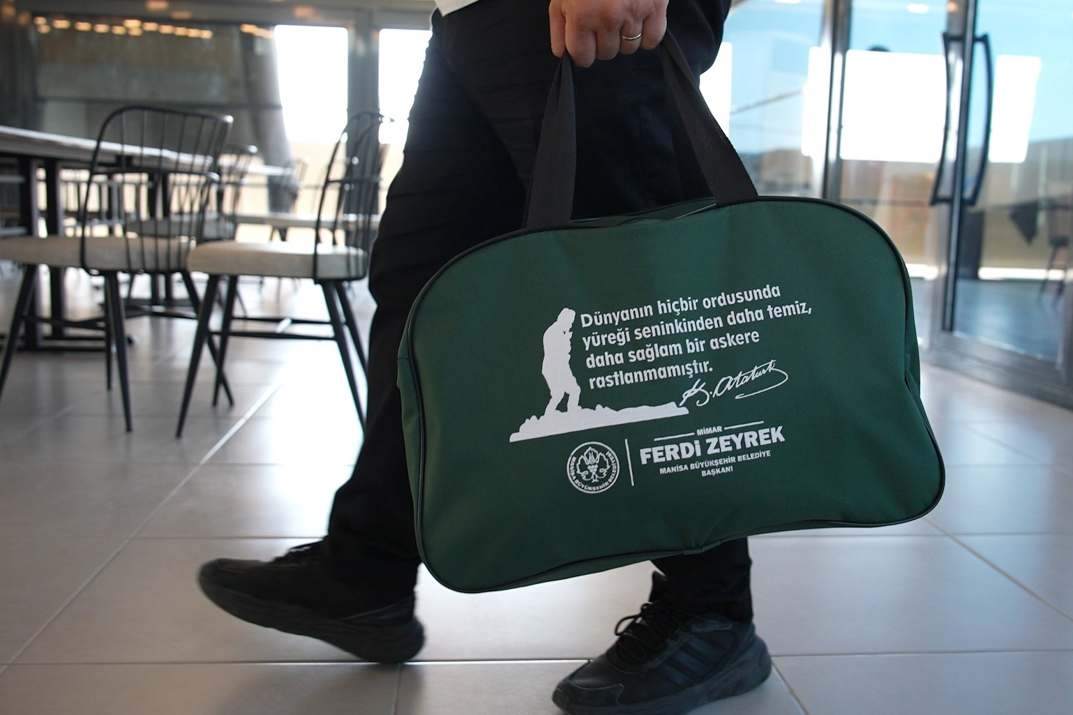 Manisa'dan gençlere 'asker çantası' desteği