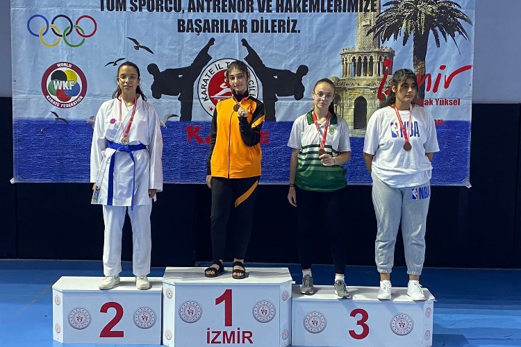 Manisalı karateciler İzmir'den madalyayla döndüler