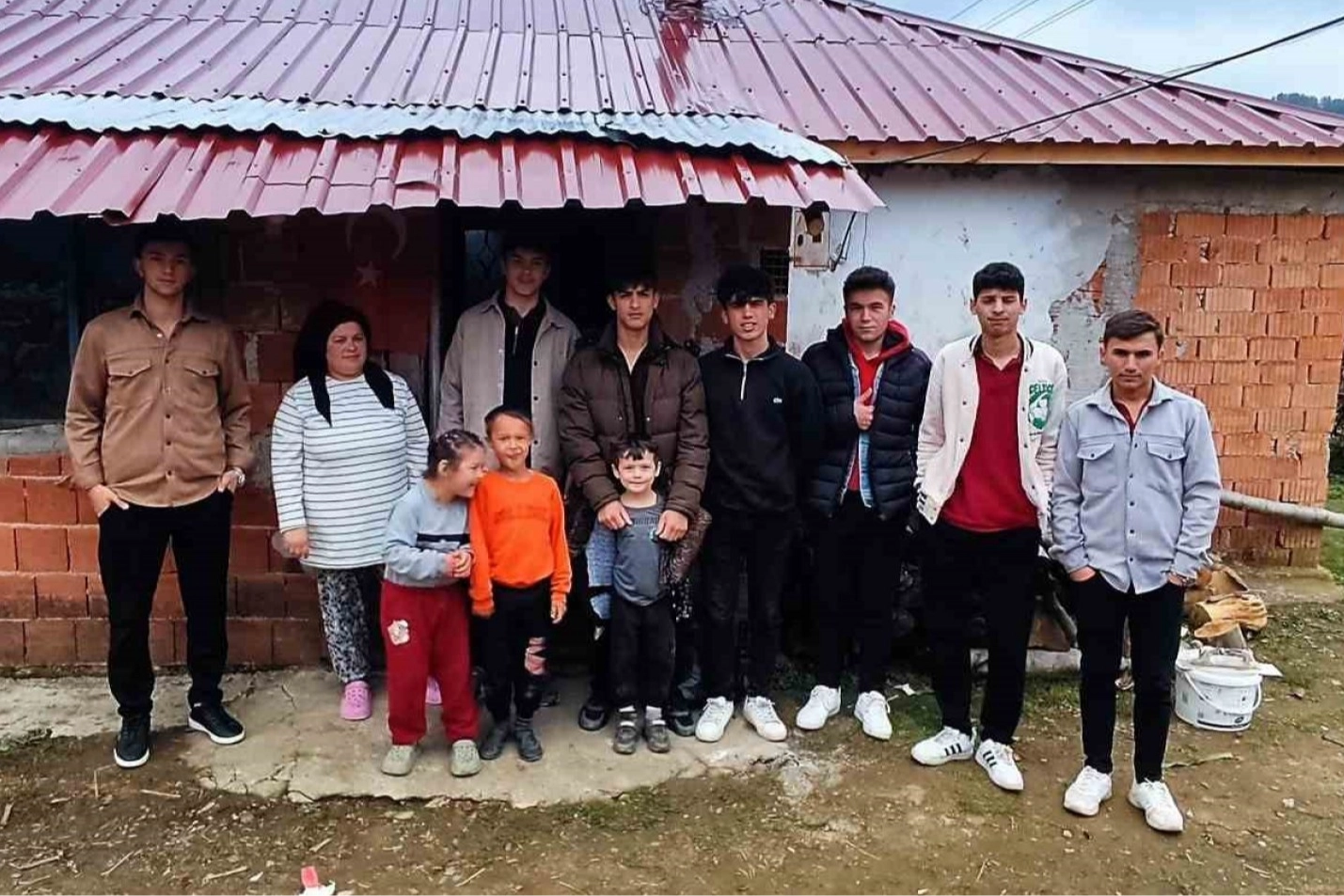 Ordulu öğrenciler ihtiyaç sahibi ailelerin elektrik tesisatını yeniledi Ordulu öğrenciler ihtiyaç sahibi ailelerin elektrik tesisatını yeniledi