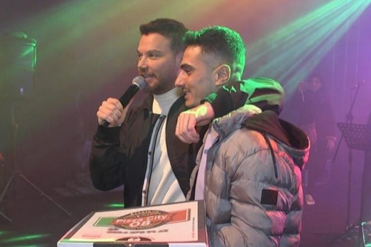 Sinan Akçıl'dan sahneye pizza siparişi