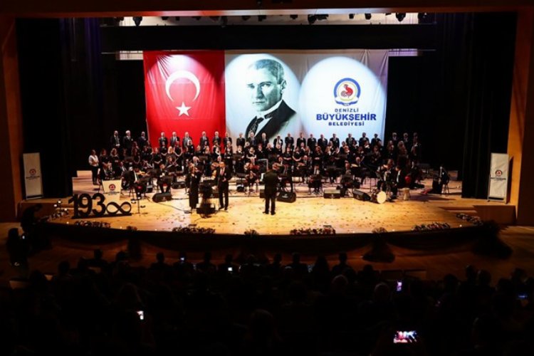 160 kişilik dev koro Ata'sı için sahnede
