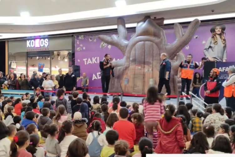 Adıyaman'da AFAD'dan çocuklara deprem anı tatbikatı